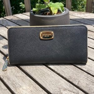 Michael Kors Travel Continental Wallet, never used, no damage